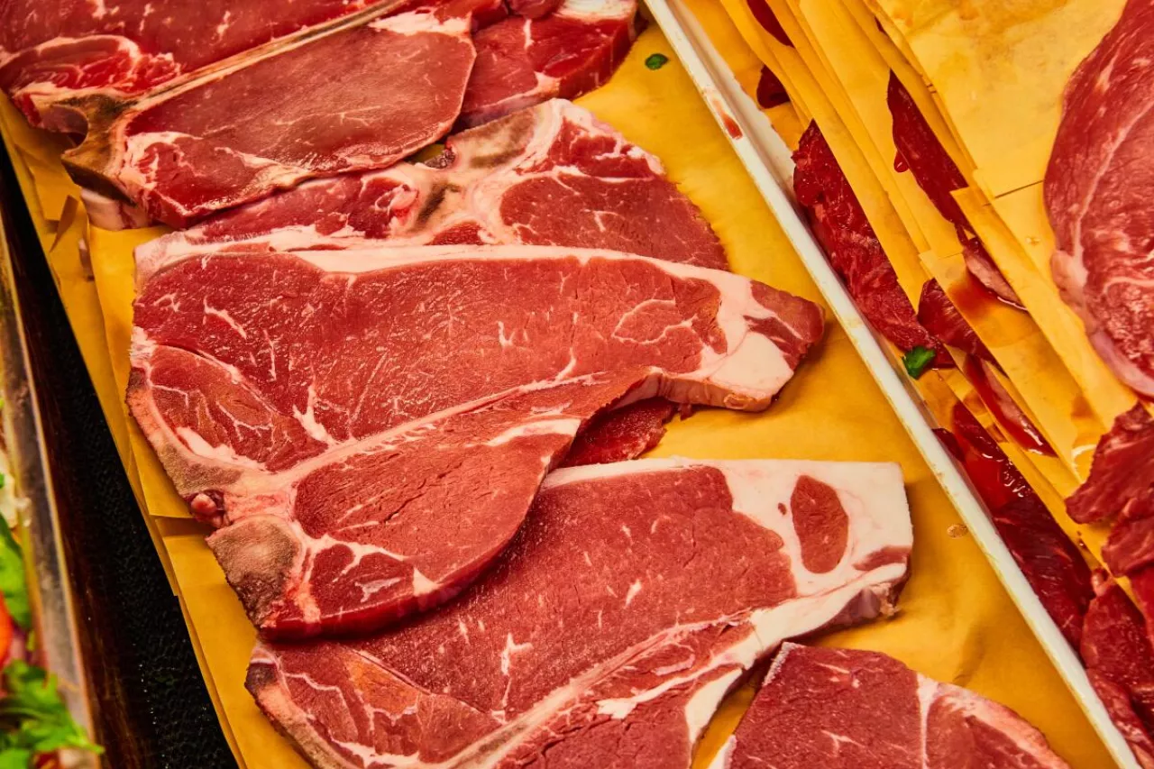 Kawałki świeżej wołowiny na ladzie mięsnej. Zdjęcie ilustracyjne do materiału o wpływie umów handlowych UE na rynek wołowiny i konkurencję w sektorze.