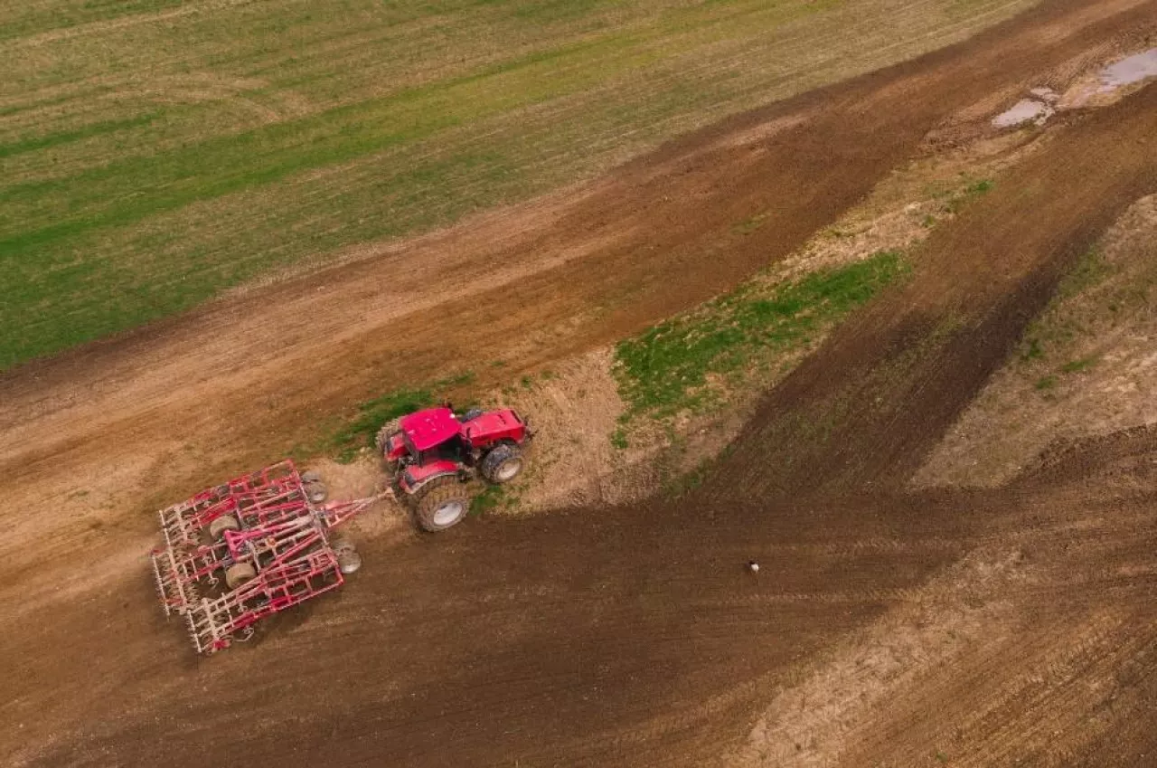ciągnik rolniczy na polu z lotu ptaka