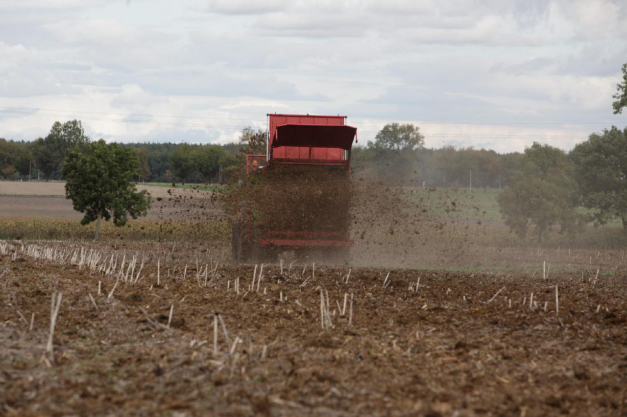 nawożenie, wiosenne nawożenie, pole, rozsiewacz do nawozu