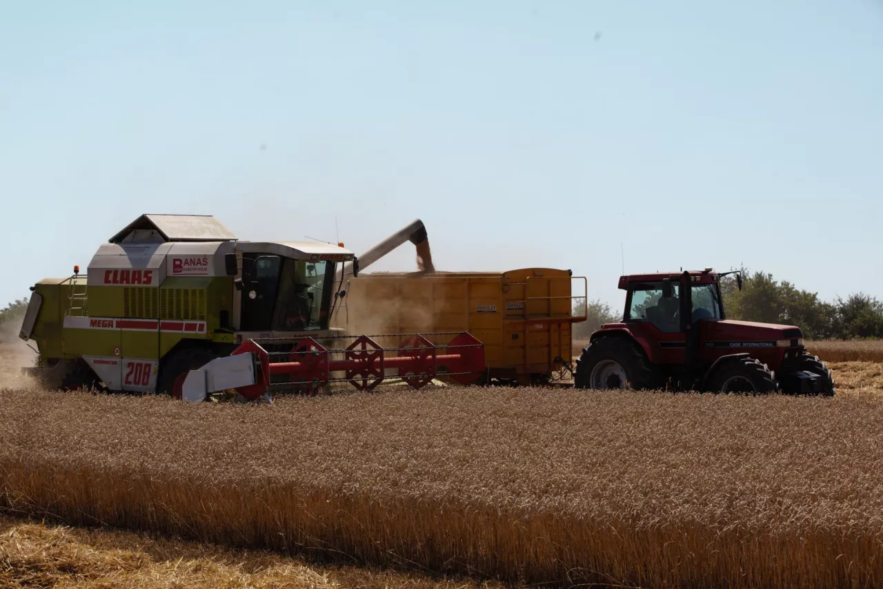 maszyna rolnicza na polu