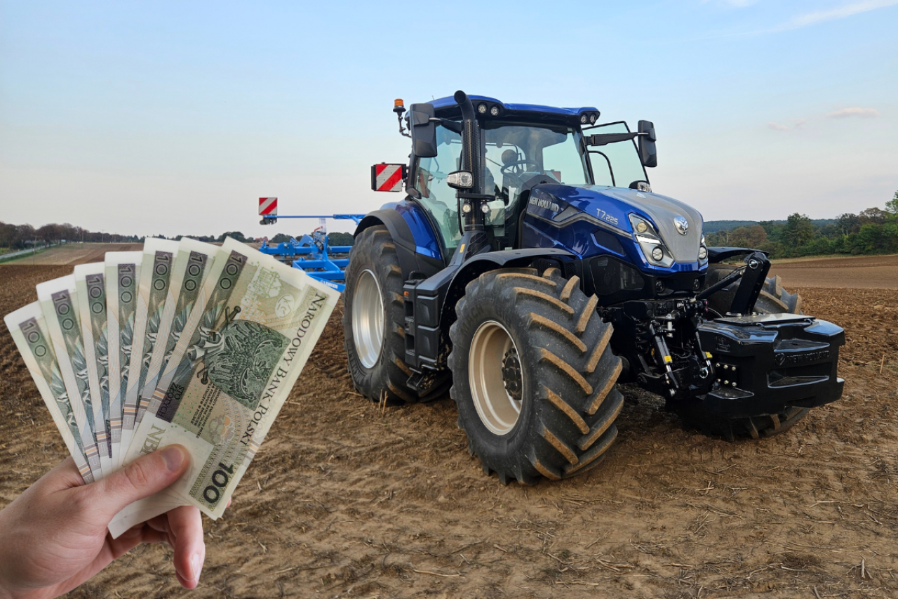 Ciągnik na polu i ręka trzymająca banknoty – symbol inwestycji w rolnictwie.