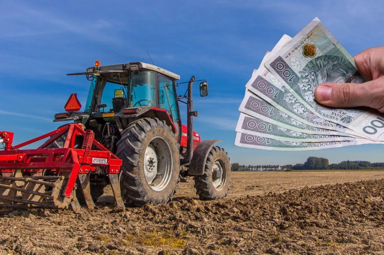 pole, traktor, banknoty w ręce po prawej u góry
