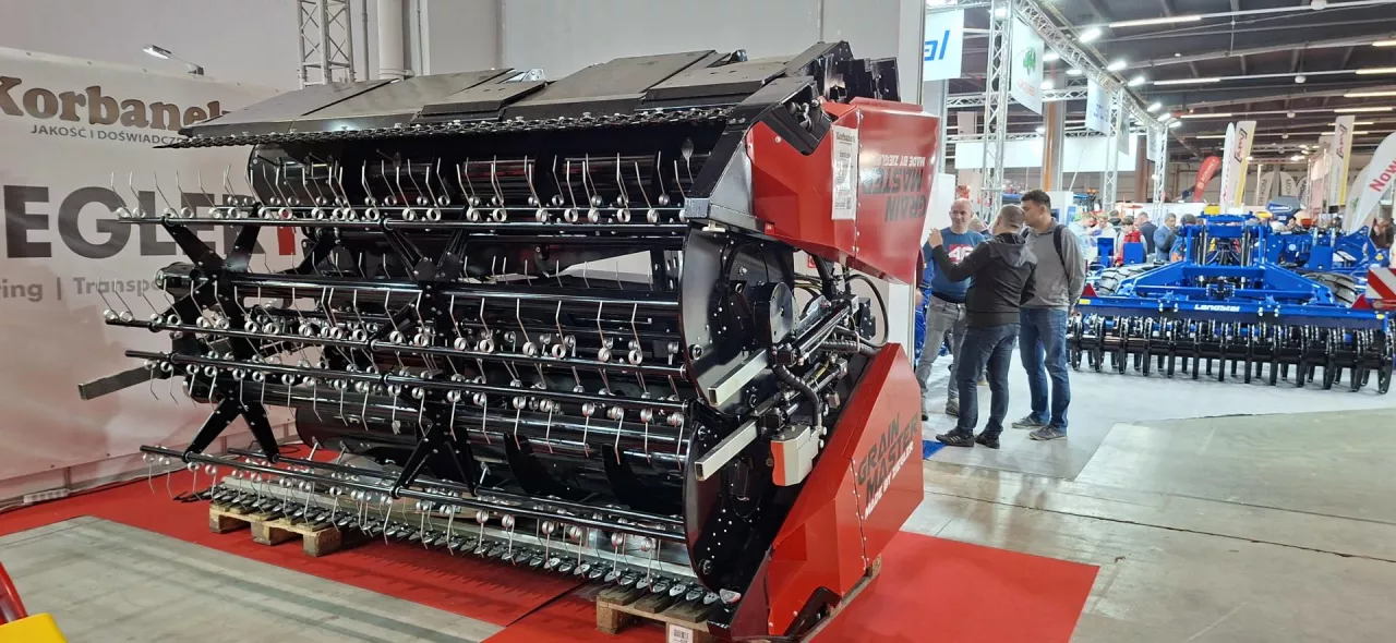 Składany heder Grain Master zaprezentowany podczas targów Agrotech