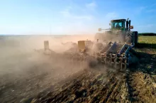 Traktor podczas pracy w polu