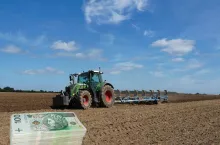 pole, traktor, banknoty polskie u dołu zdjęcia