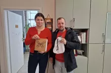 Zdjęcie dokumentujące przekazanie kroniki. Po lewej przedstawicielka LGD Tygiel Doliny Bugu, po prawej – XXXXX z Pustelni Sękalik z Osmoli. Czyli teleport pierwszy przekazuje kronikę drugiemu