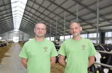 Krzysztof i Grzegorz Kosińscy nie poprzestają jedynie na standardowych rozwiązaniach. Testują mieszanki międzyplonowe TerraLife®, poprawiające strukturę gleby i bilans składników pokarmowych, a w latach suchych wykorzystywali je także jako dodatkowe źródło paszy dla krów zasuszonych i młodzieży. W planach mają również dalszy rozwój areału lucerny