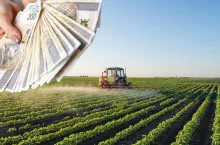 pole, maszyna rolnicza, po lewej na górze ręka trzymająca banknoty