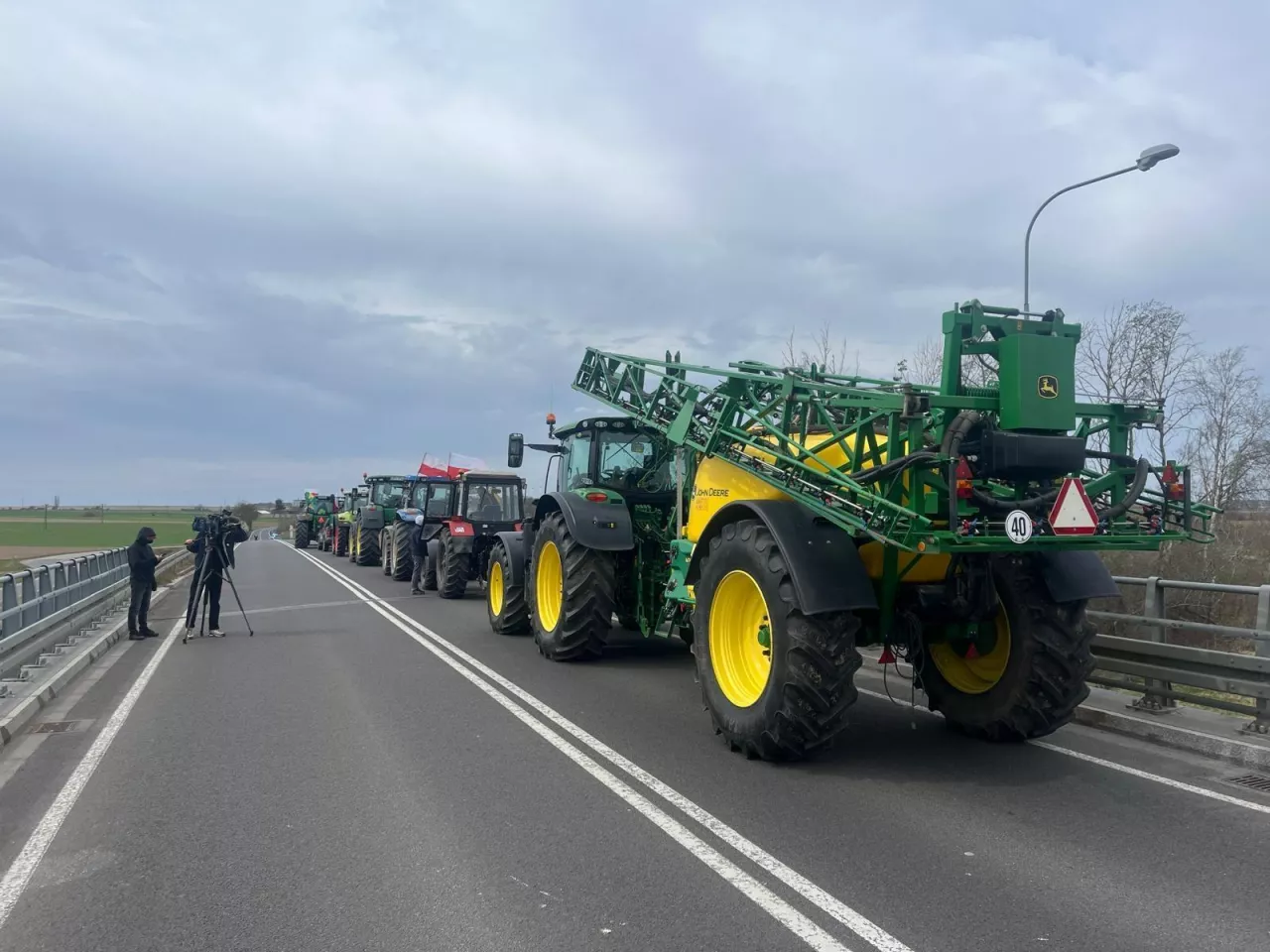 Protest rolników na S3 trwa. ”To nie dopłaty, to zapłata za pracę”