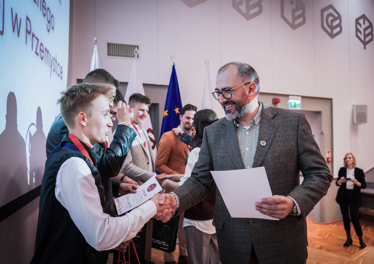 Wręczenie dyplomów zwycięzcom olimpiady I edycji Ogólnopolskiego Turnieju Debat Oksfordzkich Szkół Rolniczych - Jan Piosik - prezes Fundacji ”Projekty Edukacyjne”